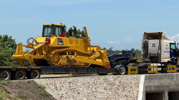 Lindian Resources’ new Komatsu D155AX bulldozer arriving on-site in January.