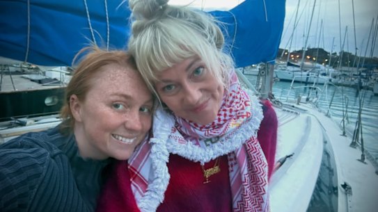 A documentarista de Northern Rivers, Juliet Lamont, e suas duas filhas, Luca (foto) e Isla, estão entre os 15 australianos que pretendem quebrar o bloqueio naval de Israel a Gaza.