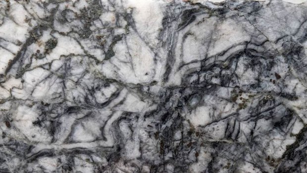 Aguia Resources’ complex banded breccia textures in gold-rich quartz drill core assaying 31.66g/t gold from 114.75m to 115.7m.
