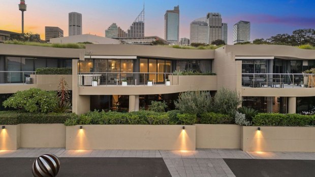 Barrister’s Woolloomooloo harbourside home sells for $6.5m at auction