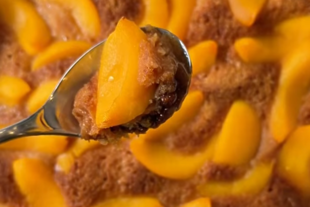 Two-ingredient dessert with Kingston biscuits and peaches