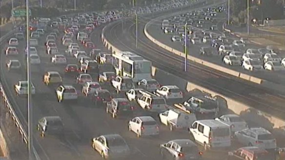 Perth peak hour traffic backed up at least 10km after Narrows Bridge crash