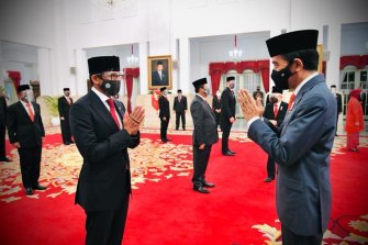 Sandiaga Uno, left, with Indonesia President Joko Widodo.