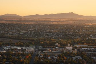 如圖所示，Tamworth、Brimbank 和 Ipswich 都享有與主要城市的便捷連接和充足的便利設施，使其成為投資者的理想選擇。