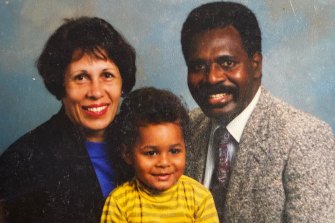 Mills as a small child with his parents, Yvonne and Benny.