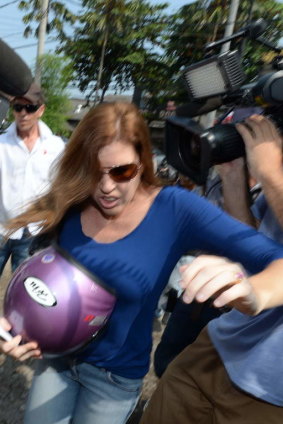 Mercedes Corby arrives at Kerobokan prison to visit Schapelle.