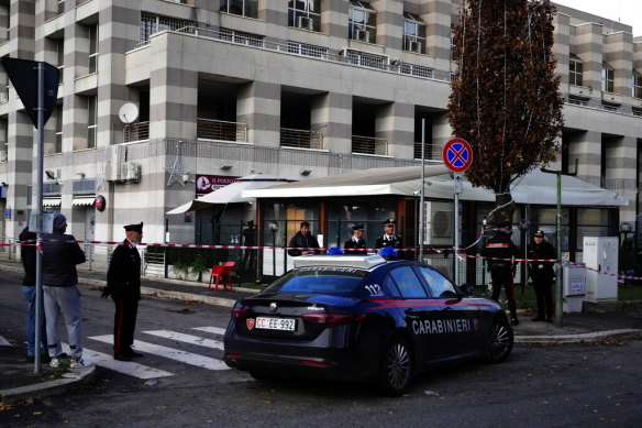İtalyan Carabinieri, paramiliter polisler, Pazar günü Roma'ya bir adam girip vurulduktan sonra üç kişinin öldüğü bir barın önünde devriye geziyor.