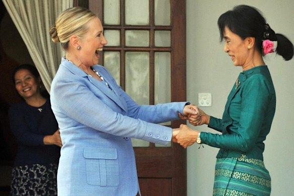 La entonces secretaria de Estado estadounidense, Hillary Clinton, saluda a Suu Kyi en su residencia de Yangon en 2011.
