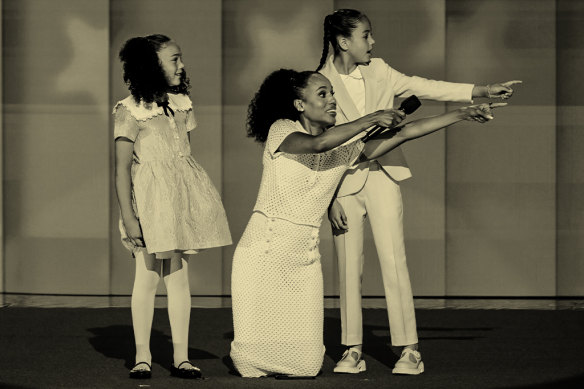 Harris’s grandnieces Amara and Leela, with actor Kerry Washington, explain how to pronounce Kamala at the Democratic National Convention. 