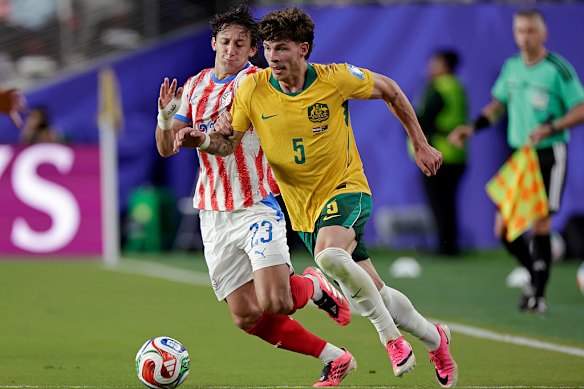 Jordy Bos makes a break forward.
