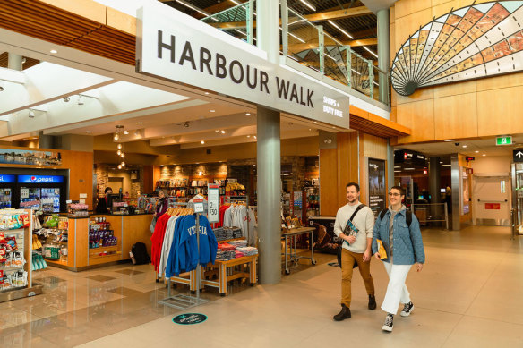 Harbour Walk: last chance for a souvenir.