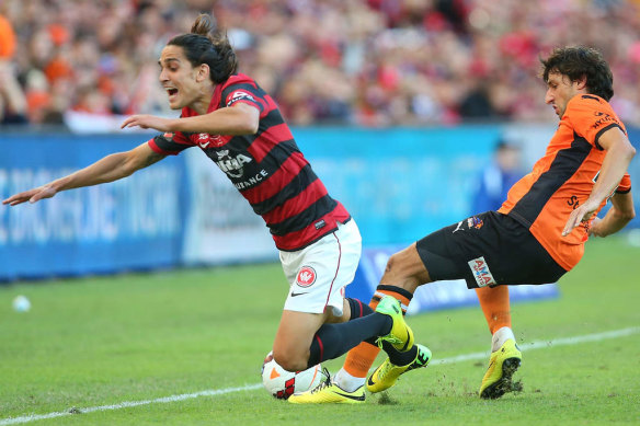 Thomas Broich and Jerome Polenz clash in the 2014 A-League grand final.