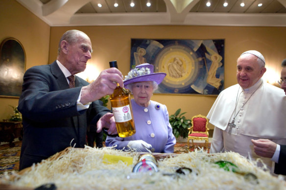 Kraliçe II. Elizabeth, eşi Prens Philip ve Papa Francis ile 2014 yılında Vatikan'daki görüşmeleri sırasında.