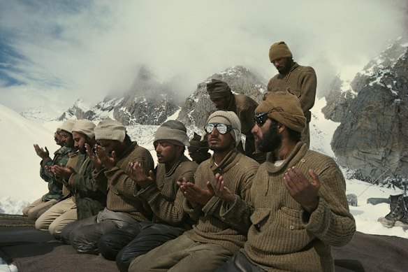 Pakistani soldiers pray near the high-altitude part of the Pakistan-India border in 1989.