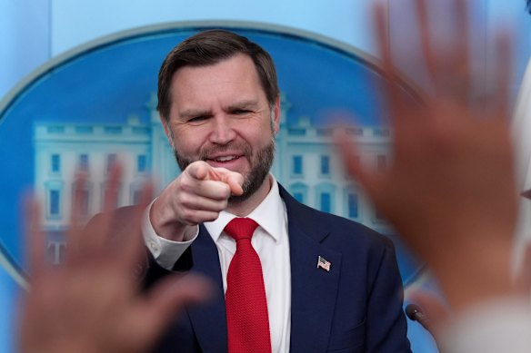 Il vicepresidente JD Vance indica a un giornalista di rispondere a una domanda nella sala stampa James Brady alla Casa Bianca giovedì.