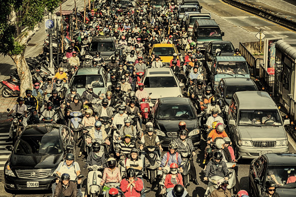 A throng of commuters pauses in Taipei. 