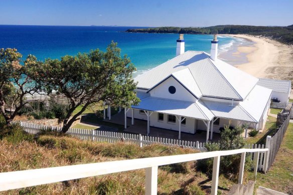 These historic lighthouse keeper’s cottages come with outrageously dramatic views of the ocean.