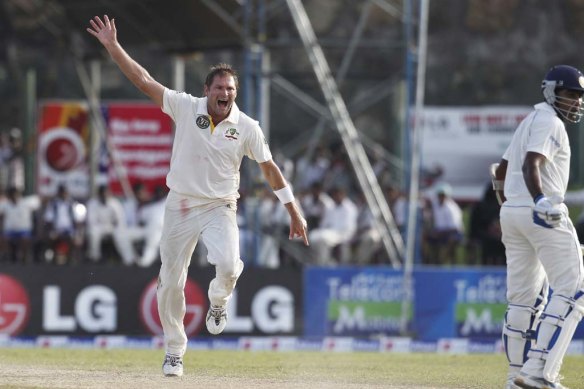 Ryan Harris appeals for an lbw decision against Mahela Jayawardene.