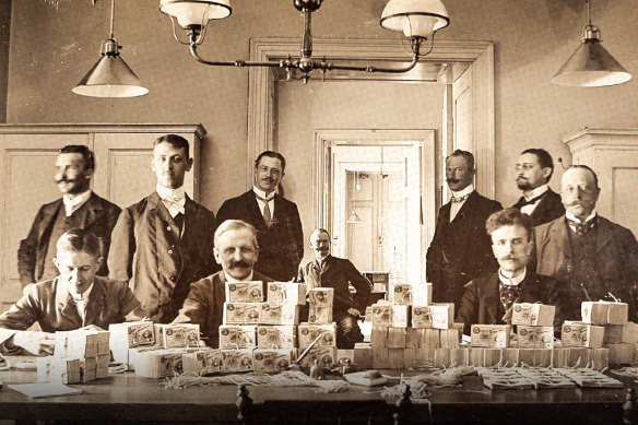 Riksbank bankers in 1904 with fresh Swedish krona notes. 