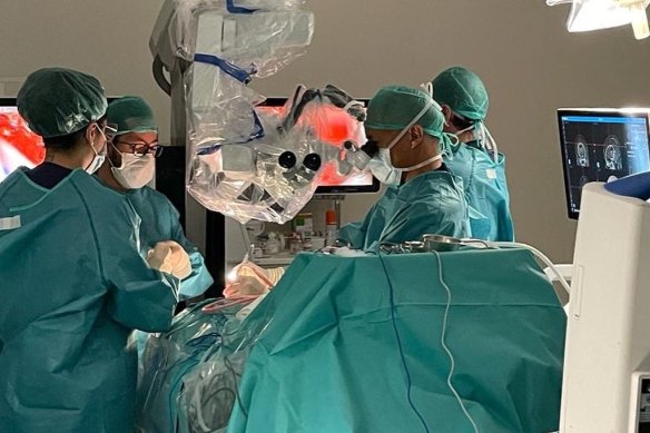 Teo operating on an Italian patient in Torrevieja alongside a team of local doctors.