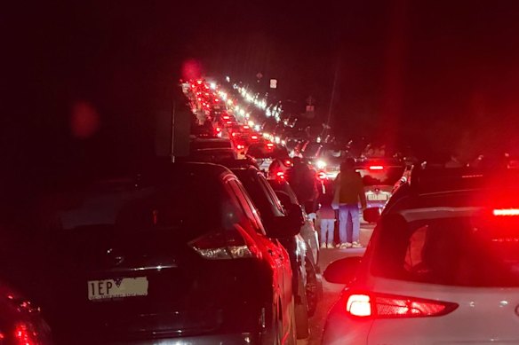 Carros se amontoavam na Cape Schanck Road enquanto centenas tentavam vislumbrar o céu.