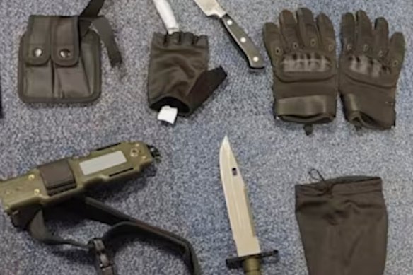 Algumas armas policiais dizem que foram encontradas na casa do poder.