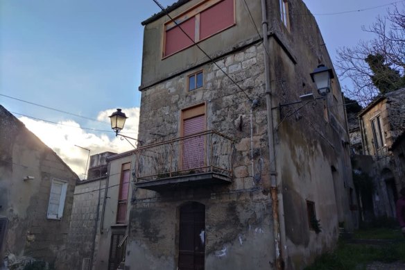 One of the properties for sale for 1 euro at Cortile Catabba 5 e 7, Mussomeli, Sicily. 