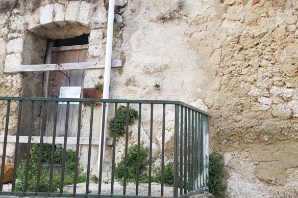A listing at Via Generale Cascino 44 – a renovation-ready house in Mussomeli.