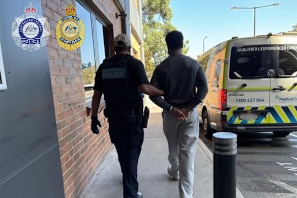 Os dois homens foram presos no aeroporto de Sydney na quinta-feira.