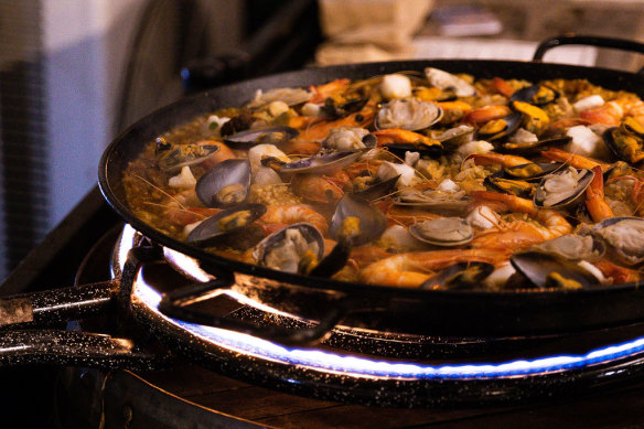 La paella se cocina en el patio y constituye el punto culminante del menú.