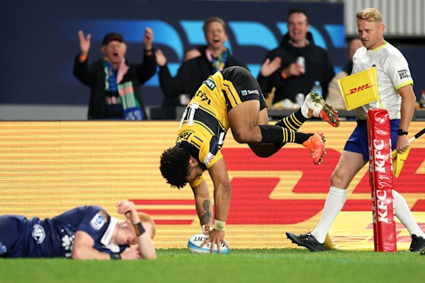 Fehi Fineanganofo of the Hurricanes scores a try at Eden Park.
