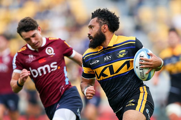Fehi Fineanganofo of the Hurricanes breaks away for a try.