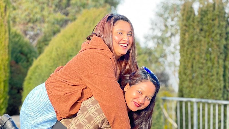 ‘Wonderful’ best friends killed on freeway after stopping to help injured kangaroo