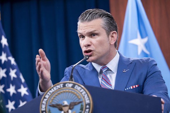 O secretário de Defesa, Pete Hegseth, diz que a burocracia manteve a energia do drone militar dos EUA de volta.