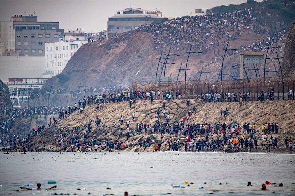 Migranti che tornano in Marocco dall'enclave spagnola di Ceuta a fine luglio.