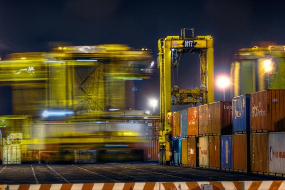 Stevedore company DP World has flagged a 25 per cent hike in the fees it charges at the Port of Melbourne.