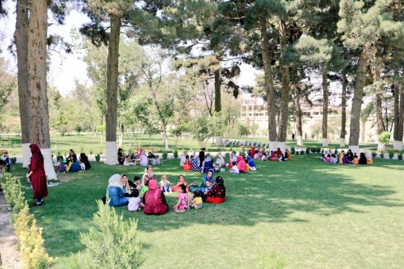 Famililes gather in the royal Chihilsitoon Garden.