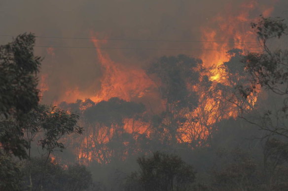 An out of control bushfire threatens four homes near Newnes train station, near Lithgow