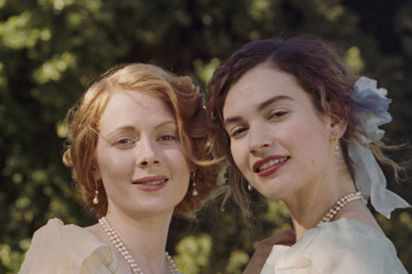 Fanny (Emily Beecham) is often picking up the pieces of her reckless, passionate and irrepressible cousin Linda (Lily James).