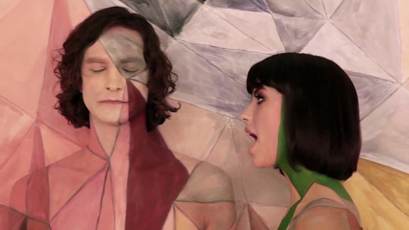 Gotye and Kimbra in the video clip for 2011’s Somebody That I Used to Know. 