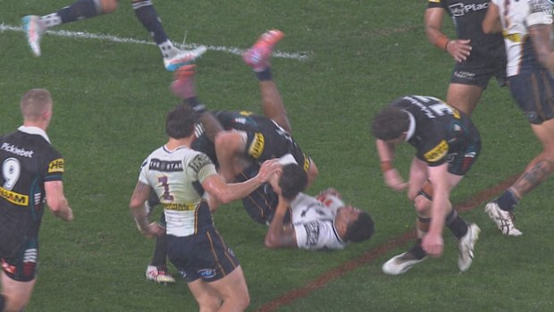 Nathan Cleary bu taklaktan dolayı uyarıldı.