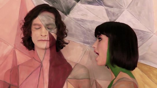Gotye and Kimbra in the film clip for 2011’s Somebody That I Used to Know. 