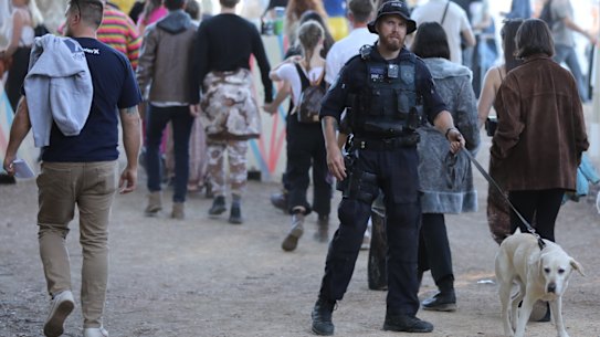 When deployed to overt operations, police dogs "must" wear a reflective harness to ensure dogs are visible
to both police and to menbers of the public.
