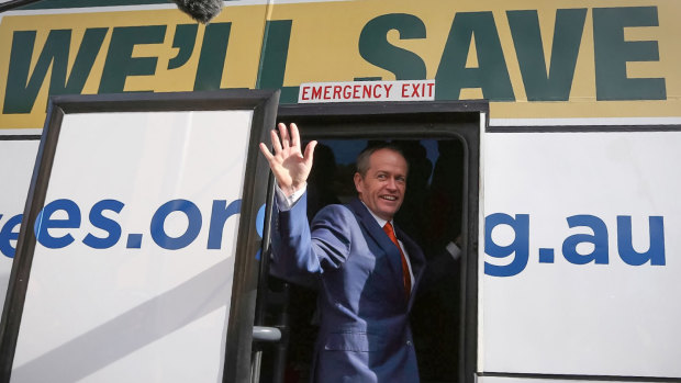Bill Shorten boards the campaign bus after a NDIS rally in 2016.