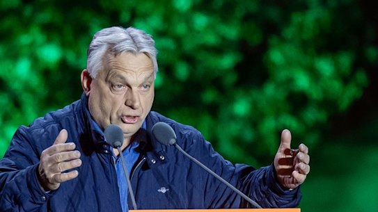 Viktor Orbán parla ai sostenitori sabato all'ultima manifestazione elettorale del suo partito Fidesz.