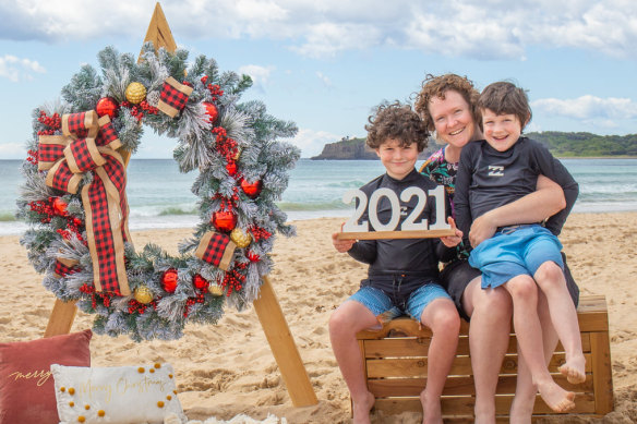 Momento of a happier time: Smith and her sons in a 2021 beachside Christmas photo from Facebook. 