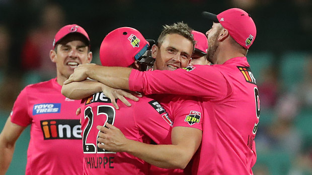 Steve O’Keefe celebrates with teammates after snaring the wicket of Glenn Maxwell during the Big Bash final in 2020, which the Sydney side went on to win by 19 runs.