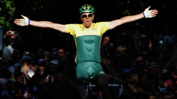 Mathew Hayman winning the road race at the 2006 Melbourne Commonwealth Games.