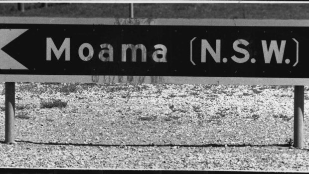 A road sign for Moama, NSW.