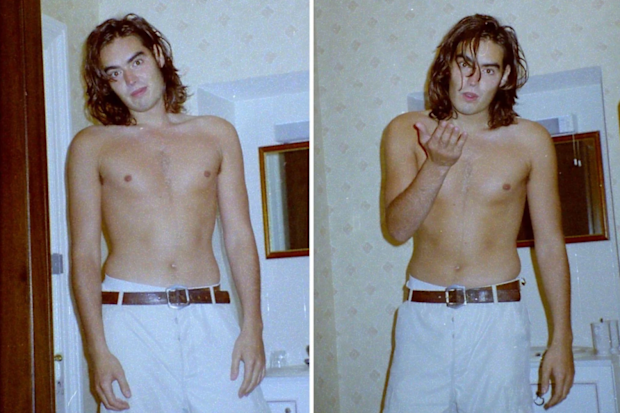 Russell Brand'ın tecavüz davasında delil olarak jürinin gösterdiği iki üstü çıplak fotoğraf.